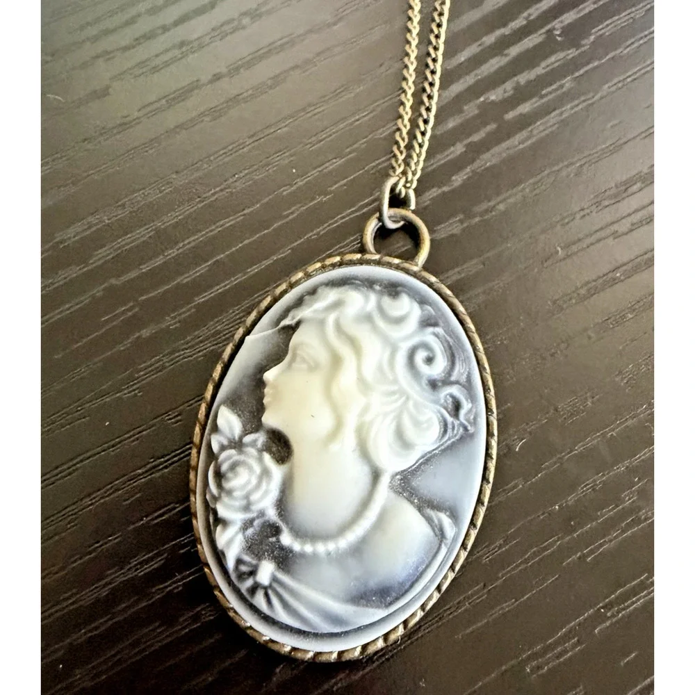 Vintage Black White Cameo Necklace Lady Rose Oval Pendant Gold Tone 20” - Picture 5 of 9